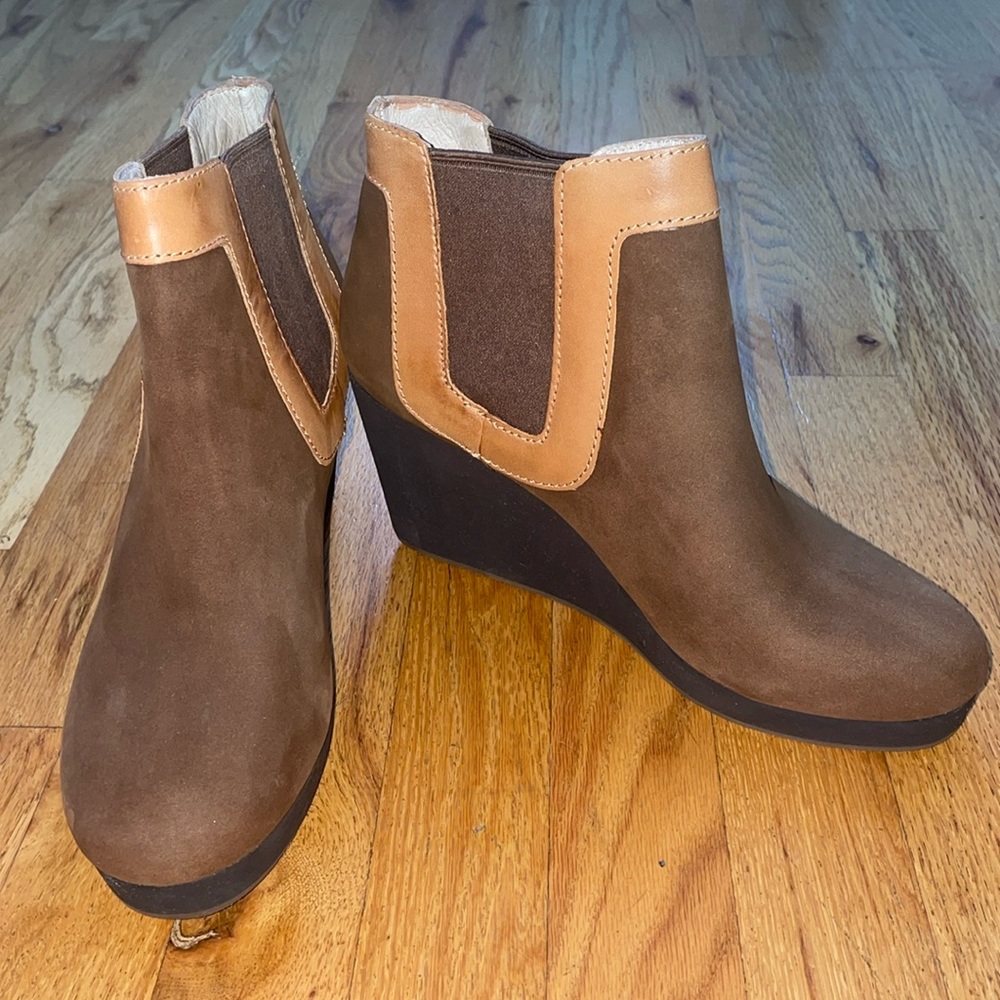 Tommy Bahama’s Brown & Tan Ankle Wedge Booties in Size 9
